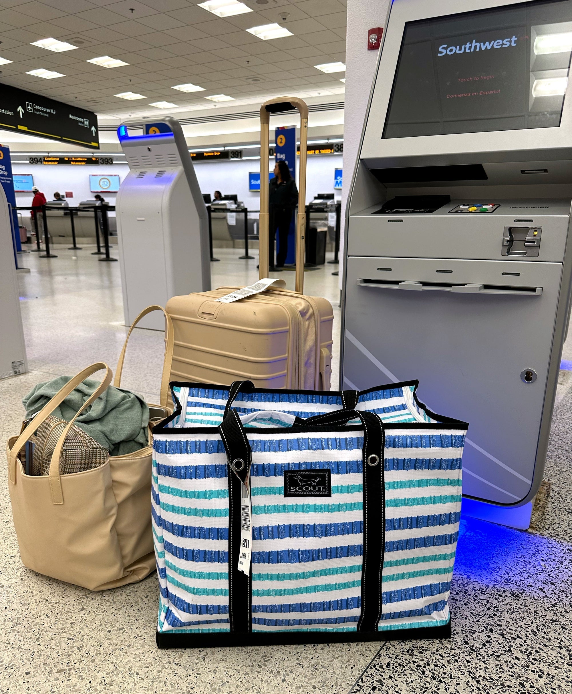 SCOUT Large Tote Bag for Travel in the airport